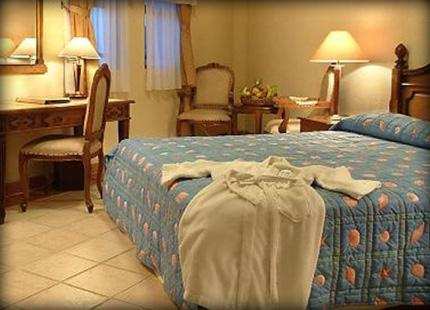 Kamar hotel di Anyer nyaman ada di Marbella Anyer
